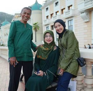 “Kena Faham Sikit, Mama Ni..” – Isu Bella Bukan Menantu Pilihan? Gambar Dedah Wanita Sering Bersama Ibu Syed Saddiq, Abang Sendiri Perjelas