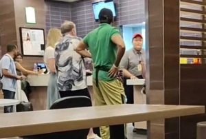 (Video) Pelancong India Mengamuk Tak Beritahu Burger Bukan Vegetarian – Reaksi Raih Perhatian Ramai