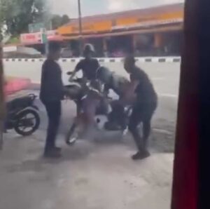 “Kenapa Sampai Pijak Kepala Macam Tu?” Video Polis di Kulim Buat Ramai Sebak, Rupanya Ini Cerita Sebenarnya Bila Suspek Lari Secara Bahaya