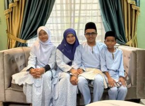 “Selamat Datang Haji Ezad Lazim!” Gambar Di Lapangan Terbang Buat Ramai Sebak, Rupa-Rupanya Ini Sebab Dia Menangis Sebelum Berangkat Ke Tanah Suci