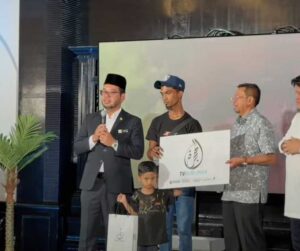 “Buat Baik Tak Pernah Rugi!” Abang Minyak Hitam Jalanan Terkejut Dapat Tajaan Umrah, Rupanya Impian Nak Bawa Ibu Ke Tanah Suci Akhirnya Tercapai