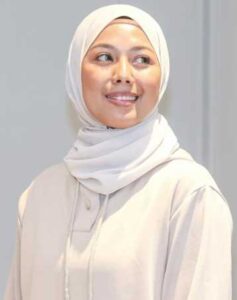 “Pertama Kali Berlakon Lepas 7 Tahun Tinggalkan Kerjaya Demi Orang Lain…” Azar Azmi Menangis Sebelum Masuk Set, Krew Pun Terpaksa Tenangkan!