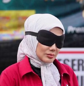 “Untung Erra Dapat Suami Romantik!” Mr E Bawa Tutup Mata, Rupanya Ke Tempat Ini… Ramai Terus Cair Tengok Reaksi Erra Fazira