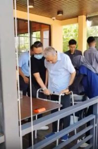 “Tgh Buat Treatment Pun Masih Boleh Senyum Lagi…” Lama Menyepi, Tengok Keadaan Terkini Tun M Buat Ramai Sayu