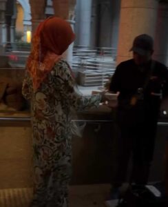 Mama YB Syed Saddiq Curi Perhatian, Sempat Agih Lempeng Gulung Kepada Wartawan Di Putrajaya