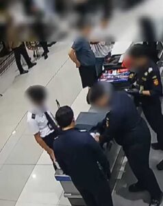 ‘Laluan Kru Pun Tak Lepas!’ CCTV Dedah Detik Juruterbang Malaysia Didakwa Cuba Seludup 26kg Ddah Ke Jakarta
